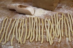 Hemlagad ny okokt italiensk pastafusilli med mjöl på träbakgrund arkivbild Hemlagad ny okokt italiensk pastafusilli med mjöl på träbakgrund arkivbild