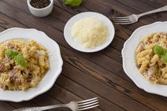 Hemlagad pastacarbonaraitalienare med bacon, ägg, parmesanost på den vita plattan på en mörk bakgrund fotografering för bildbyråer Hemlagad pastacarbonaraitalienare med bacon, ägg, parmesanost på den vita plattan på en mörk bakgrund fotografering för bildbyråer