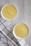 Hemlagad vaniljvaniljsåspudding i vita bunkar, bästa sikt ?ver huvudet fr?n ?ver, framl?nges lekmanna- arkivbilder Hemlagad vaniljvaniljsåspudding i vita bunkar, bästa sikt ?ver huvudet fr?n ?ver, framl?nges lekmanna- arkivbilder