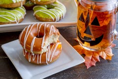 Hemlagade bakade pumpaDonuts med glasyr arkivfoto Hemlagade bakade pumpaDonuts med glasyr arkivfoto