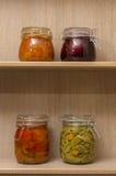 Hemlagade sylter av beta, haricot vert, tomater och peppar royaltyfri foto Hemlagade sylter av beta, haricot vert, tomater och peppar royaltyfri foto