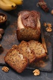 Hemlagat bananbröd med valnöten och kanel arkivbilder Hemlagat bananbröd med valnöten och kanel arkivbilder
