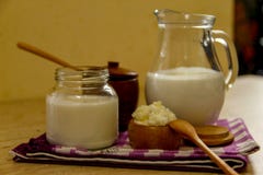 Hemlagat mjölka kefir och kefirkorn - oraganic probiotic drink fotografering för bildbyråer Hemlagat mjölka kefir och kefirkorn - oraganic probiotic drink fotografering för bildbyråer