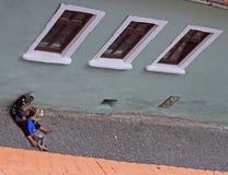 Hemlöns, den smutsiga kvinnan och hennes son liying på gataasfalt i Sibiu, Rumänien royaltyfri bild Hemlöns, den smutsiga kvinnan och hennes son liying på gataasfalt i Sibiu, Rumänien royaltyfri bild