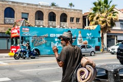 Hemlös man och trafikstockning, Sunset Boulevard, Los Angeles arkivbilder Hemlös man och trafikstockning, Sunset Boulevard, Los Angeles arkivbilder
