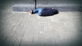 Hemlös person som är sovande på gatan royaltyfria foton Hemlös person som är sovande på gatan royaltyfria foton