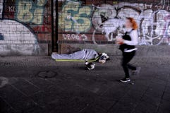 HEMLÖS PÅ DEN BERLIN GATAN royaltyfri foto HEMLÖS PÅ DEN BERLIN GATAN royaltyfri foto