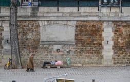 Hemlöst folk på gatorna av Paris royaltyfri foto Hemlöst folk på gatorna av Paris royaltyfri foto