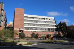 Henry Samueli School della costruzione di ingegneria all'università di California Los Angeles, UCLA immagine stock Henry Samueli School della costruzione di ingegneria all'università di California Los Angeles, UCLA immagine stock