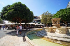 Heraklion, Grecia, el 25 de septiembre de 2018, turistas en la fuente de Morosini situada en el centro de Iraklio fotografía de archivo Heraklion, Grecia, el 25 de septiembre de 2018, turistas en la fuente de Morosini situada en el centro de Iraklio fotografía de archivo