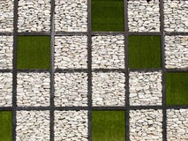 Herbe artificielle et mur en pierre comme fond Image stock Herbe artificielle et mur en pierre comme fond Image stock