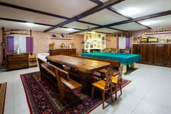 Herberg in een privé huis met een grote houten lijst stock afbeeldingen Herberg in een privé huis met een grote houten lijst stock afbeeldingen
