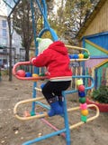 Herbst Das Kind klettert die Treppe auf der Straße stockfotos Herbst Das Kind klettert die Treppe auf der Straße stockfotos