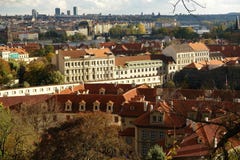 Herbst in Prag, die roten Dächer von Häusern in der Sonne, Fenster, Fenster, Fenster lizenzfreie stockbilder Herbst in Prag, die roten Dächer von Häusern in der Sonne, Fenster, Fenster, Fenster lizenzfreie stockbilder