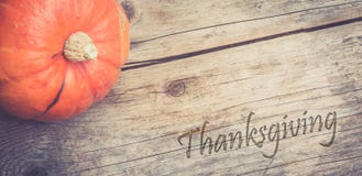 Herbst und Ernten: K?rbis liegt auf einem rustikalen, Holztisch thanksgiving lizenzfreies stockbild Herbst und Ernten: K?rbis liegt auf einem rustikalen, Holztisch thanksgiving lizenzfreies stockbild