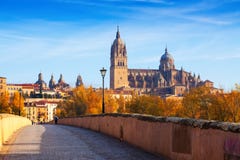 Herbstansicht von Salamanca mit Brücke und Kathedrale lizenzfreie stockfotos Herbstansicht von Salamanca mit Brücke und Kathedrale lizenzfreie stockfotos