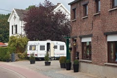 HERKENROOT, BÉLGICA - 4 DE SEPTIEMBRE DE 2014: Remolque de la caravana en la calle en el centro del pueblo de Herkenroot en el Br Fotografía de archivo HERKENROOT, BÉLGICA - 4 DE SEPTIEMBRE DE 2014: Remolque de la caravana en la calle en el centro del pueblo de Herkenroot en el Br Fotografía de archivo