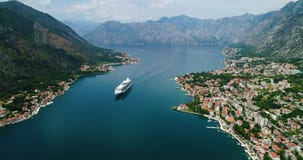 Hermosa vista aérea de la bahía de Kotor Barco de cruceros atracado en día de verano hermoso almacen de metraje de vídeo Hermosa vista aérea de la bahía de Kotor Barco de cruceros atracado en día de verano hermoso almacen de metraje de vídeo