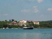 Hermosa vista de la bahía donde las naves y los barcos se amarran cerca de la orilla con los chalets europeos típicos imagen de archivo Hermosa vista de la bahía donde las naves y los barcos se amarran cerca de la orilla con los chalets europeos típicos imagen de archivo