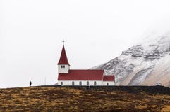 Hermosa vista de la iglesia de la cumbre en Vik durante la estación del invierno, Islandia foto de archivo Hermosa vista de la iglesia de la cumbre en Vik durante la estación del invierno, Islandia foto de archivo