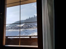 Hermosa vista de la ventana del hotel en la estación de esquí Bukovel foto de archivo libre de regalías Hermosa vista de la ventana del hotel en la estación de esquí Bukovel foto de archivo libre de regalías