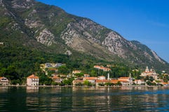 Hermosa vista de las orillas de la bahía de Kotor en Montenegro 22 de septiembre de 2018 foto de archivo Hermosa vista de las orillas de la bahía de Kotor en Montenegro 22 de septiembre de 2018 foto de archivo