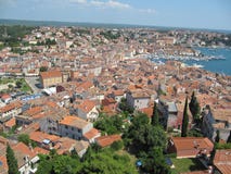 Hermosa vista de los tejados y de la bah?a de Rovinj, Croacia fotos de archivo Hermosa vista de los tejados y de la bah?a de Rovinj, Croacia fotos de archivo