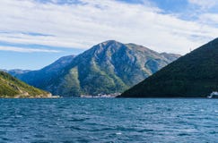 Hermosa vista del agua, el paisaje montenegrino Opinión panorámica del verano de la bahía de Kotor September2018 foto de archivo libre de regalías Hermosa vista del agua, el paisaje montenegrino Opinión panorámica del verano de la bahía de Kotor September2018 foto de archivo libre de regalías