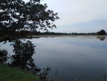 Hermosa vista del tiempo oscuro de la imagen inédita del lago fotografía de archivo Hermosa vista del tiempo oscuro de la imagen inédita del lago fotografía de archivo