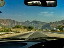 Hermosa vista en un viaje del coche fotografía de archivo Hermosa vista en un viaje del coche fotografía de archivo