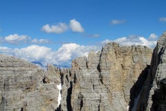 Hermosa vista rocosa de los picos de las montañas de la dolomía Imágenes de archivo libres de regalías Hermosa vista rocosa de los picos de las montañas de la dolomía Imágenes de archivo libres de regalías