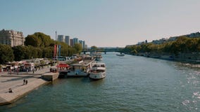 Hermoso rÃo Sena en ParÃs - ParÃs, Francia - 29 de julio de 2019 metrajes Hermoso rÃo Sena en ParÃs - ParÃs, Francia - 29 de julio de 2019 metrajes