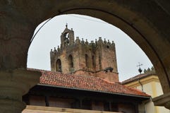 Hermoso tome a través de un arco de la campaña de la catedral de Santa Maria In Siguenza Arquitectura, viaje, renacimiento Fotos de archivo Hermoso tome a través de un arco de la campaña de la catedral de Santa Maria In Siguenza Arquitectura, viaje, renacimiento Fotos de archivo