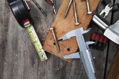 Herramienta del trabajo del hogar de Diy que trabaja en la tabla de madera con el sca de madera de la nuez del tablón fotos de archivo Herramienta del trabajo del hogar de Diy que trabaja en la tabla de madera con el sca de madera de la nuez del tablón fotos de archivo