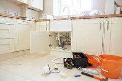 Herramientas y equipo de Plumber’s en un piso de la cocina imágenes de archivo libres de regalías Herramientas y equipo de Plumber’s en un piso de la cocina imágenes de archivo libres de regalías