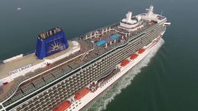 Herrlicher Brummenflug der Antenne 4k über Kreuzschiff-Zwischenlagensegeln des großen Luxus-Resorts dem touristischen langsam im stock video footage Herrlicher Brummenflug der Antenne 4k über Kreuzschiff-Zwischenlagensegeln des großen Luxus-Resorts dem touristischen langsam im stock video footage