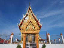 Herrlicher thailändischer Tempel in der ruhigen Umwelt lizenzfreies stockbild Herrlicher thailändischer Tempel in der ruhigen Umwelt lizenzfreies stockbild