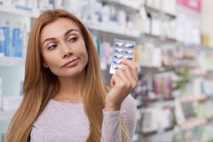 Herrliches Fraueneinkaufen am Drugstore stockfotos Herrliches Fraueneinkaufen am Drugstore stockfotos