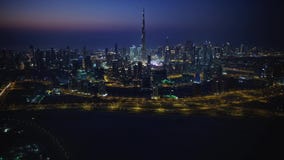 Herrliches Luftbrummenstadtbildpanorama von futuristischen modernen Türmen in Nachtlicht Dubai-Stadtzentrum stock footage Herrliches Luftbrummenstadtbildpanorama von futuristischen modernen Türmen in Nachtlicht Dubai-Stadtzentrum stock footage