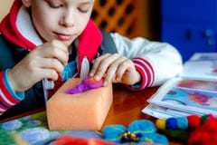 Herstellungsverfahren von den Wollweichen Spielwaren Filzstofftätigkeit stockbild Herstellungsverfahren von den Wollweichen Spielwaren Filzstofftätigkeit stockbild