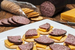Hertevleesworst, jalapeno, kaas, crackers stock fotografie Hertevleesworst, jalapeno, kaas, crackers stock fotografie