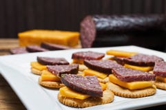 Hertevleesworst, jalapeno, kaas, crackers stock afbeelding Hertevleesworst, jalapeno, kaas, crackers stock afbeelding