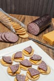 Hertevleesworst, jalapeno, kaas, crackers stock fotografie Hertevleesworst, jalapeno, kaas, crackers stock fotografie
