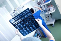 Herzscan (CT-Scan des Kastens) in den Händen eines Doktors lizenzfreie stockbilder Herzscan (CT-Scan des Kastens) in den Händen eines Doktors lizenzfreie stockbilder