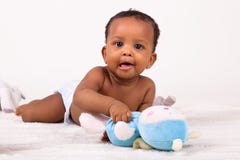 Het aanbiddelijke Afrikaanse Amerikaanse babymeisje liggen stock afbeelding Het aanbiddelijke Afrikaanse Amerikaanse babymeisje liggen stock afbeelding