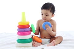 Het aanbiddelijke babyjongen spelen met het stapelen van ringen royalty-vrije stock afbeeldingen Het aanbiddelijke babyjongen spelen met het stapelen van ringen royalty-vrije stock afbeeldingen