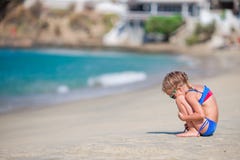 Het aanbiddelijke meisje spelen bij strand tijdens Europese vakantie stock foto's Het aanbiddelijke meisje spelen bij strand tijdens Europese vakantie stock foto's