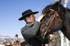 Het aantrekkelijke Paard van Petting van de Jonge Mens royalty-vrije stock foto's Het aantrekkelijke Paard van Petting van de Jonge Mens royalty-vrije stock foto's