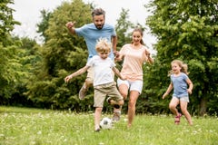 Het actieve voetbal van het familiespel stock afbeeldingen Het actieve voetbal van het familiespel stock afbeeldingen