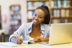 Het Afrikaanse student bestuderen Stock Fotografie Het Afrikaanse student bestuderen Stock Fotografie